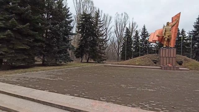 Славянск день марта 2023, площадь возле памятника советскому солдату в парке. смотреть онлайн