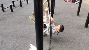 Гимнасты на workout-площадке: тренировка на кольцах