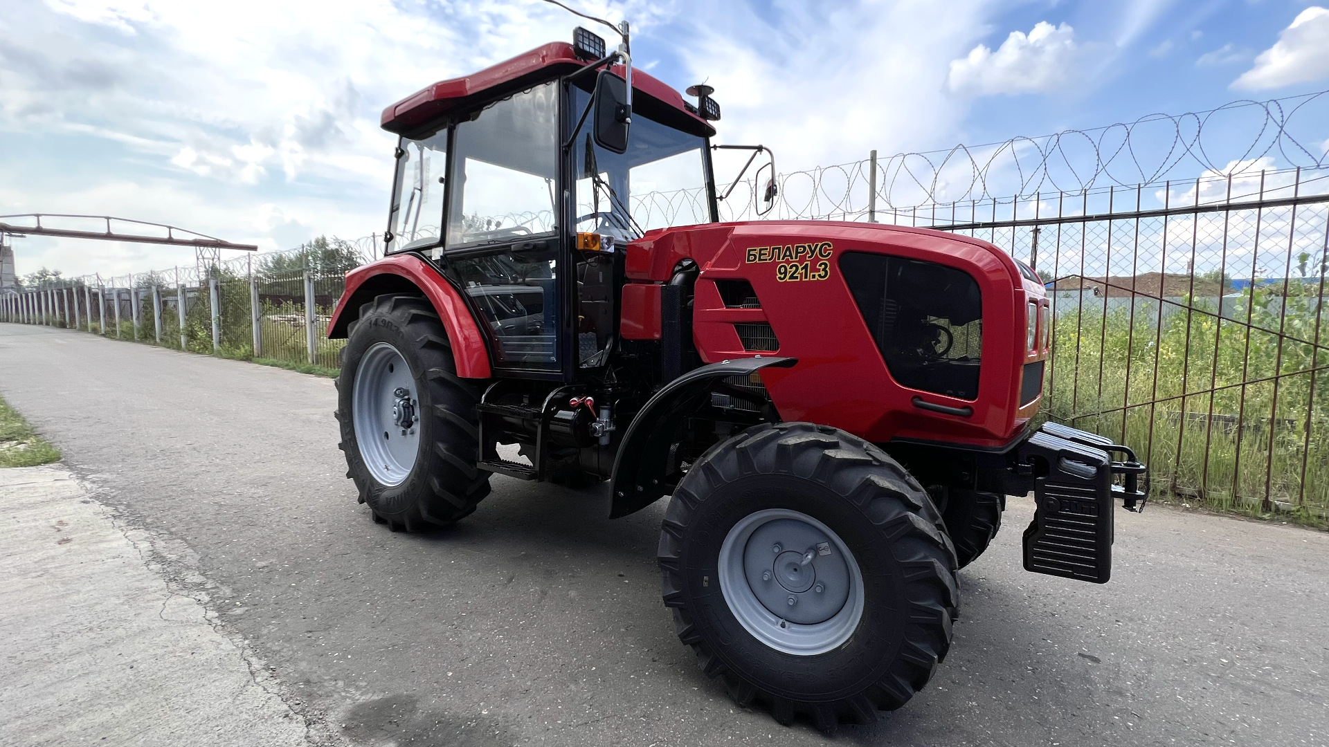 Подробный обзор красного звереныша Беларус-921.3 .mp4 смотреть онлайн