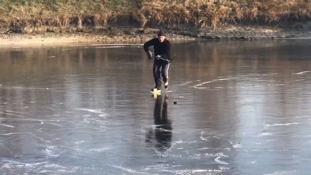 Замерзло наше озеро, играем в хоккей с собакой смотреть онлайн