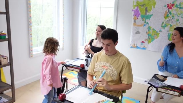 Je Retourne Au CP pour 1 Jour! BACK TO SCHOOL смотреть онлайн