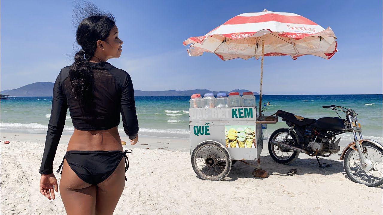 С моей девушкой филиппинкой на «лучшем» пляже Нячанга во Вьетнаме.  Что мы всегда берем с собой.