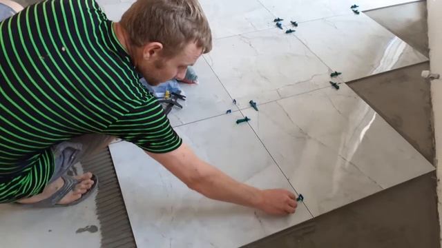 Укладка плитки на выравниватели смотреть онлайн