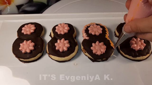How to decorate cookies for the holiday of March 8. Как украсить печенье к празднику 8 марта. смотреть онлайн