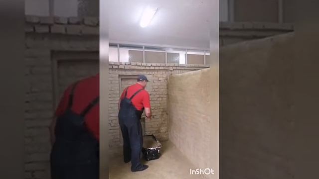 Накидання навкидь розчину ковшем на стелю та стіни