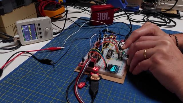 Hybrid SID Player with a real SID 8580R5 running on Olimex PIC32-T795 смотреть онлайн