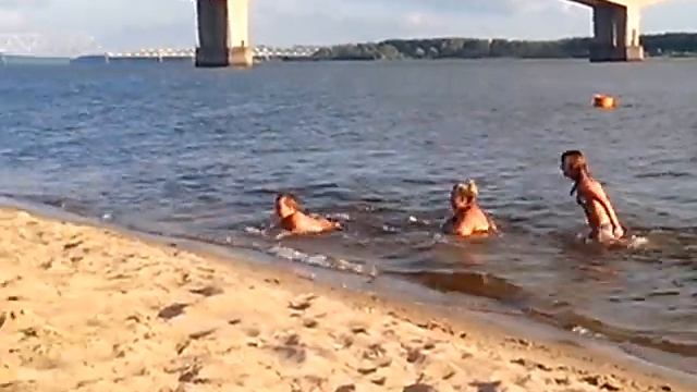 Дети ловят рыбку руками в Костроме.р.Волга. смотреть онлайн