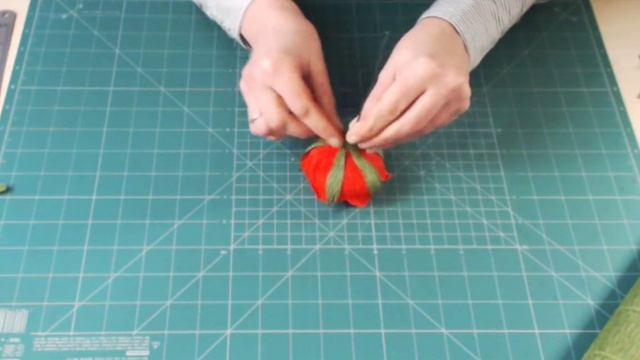 Мастер-класс. Сердце с розой. Цветок из гофрированной бумаги с конфетой. Свит-дизайн. смотреть онлайн