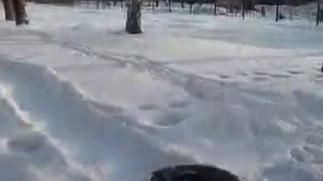 Как расчищать дорожки без лопаты, используя покрышку смотреть онлайн