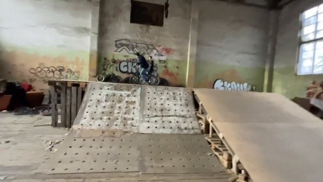 Катаем в скейт парке/ Чуть не разбил голову смотреть онлайн