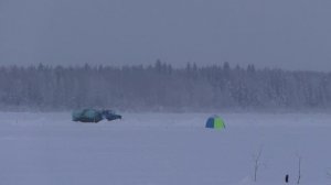 Она пришла в палатку ВСЯ В КРОВИ / Зимняя рыбалка в палатке / Ловим сига и хариуса
