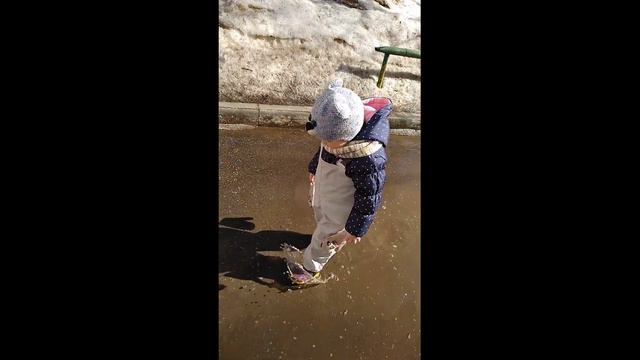 Алиса весело прыгает по лужам смотреть онлайн