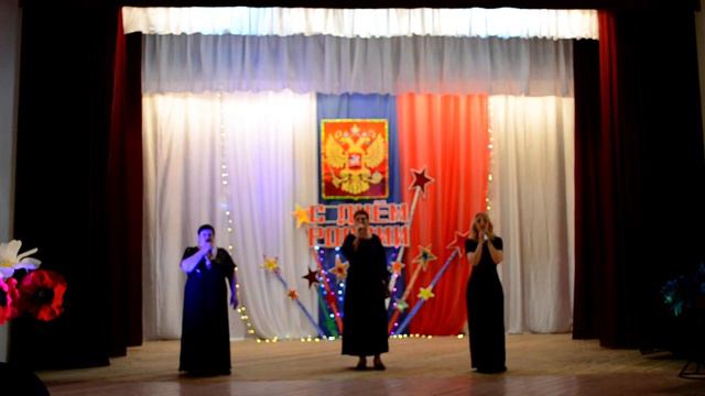 Песня - Луна повисла над околицей. смотреть онлайн