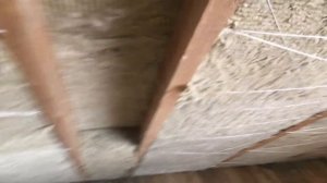 Порядок укладки утеплителя между стропилами.