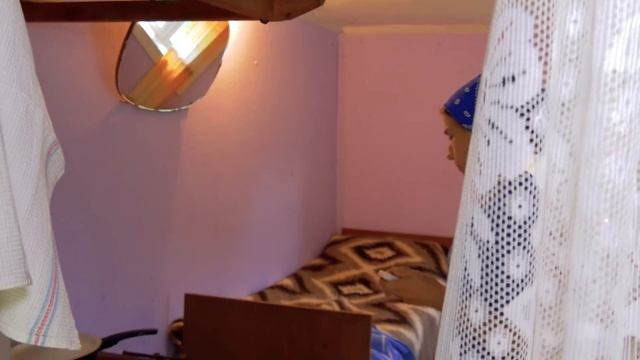 THE WOMAN LIVES ALONE IN THE MOUNTAINS. COOKING MUSHROOM SOUP