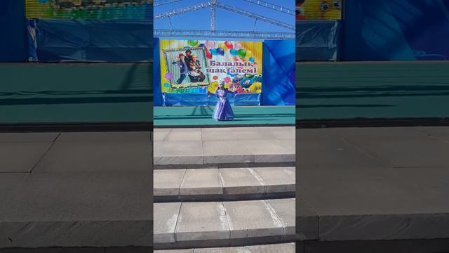 Маленькая девочка зажигает Қайрат Балайым- Ізін көрем Ж.Дугалова Талдыкорган смотреть онлайн