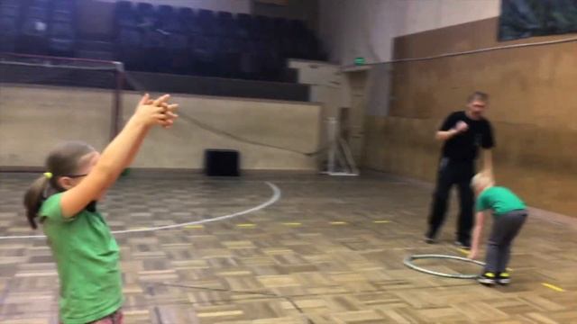 Встать под удар. Игра с обручем смотреть онлайн