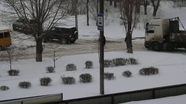 Два УАЗа вытаскивают фуру на подьём. смотреть онлайн
