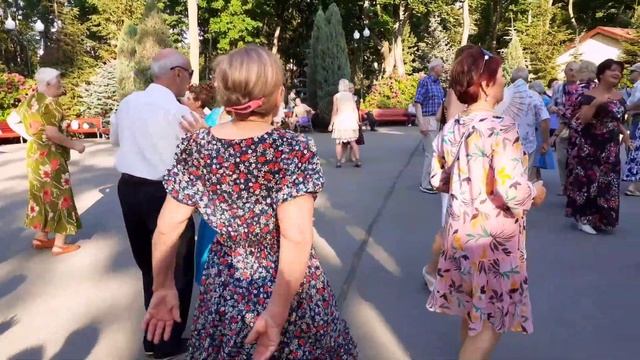 ЛЮБИ И ЛЕТАЙ! ТАНЦЫ В ПАРКЕ ГОРЬКОГО ХАРЬКОВ 2021 смотреть онлайн