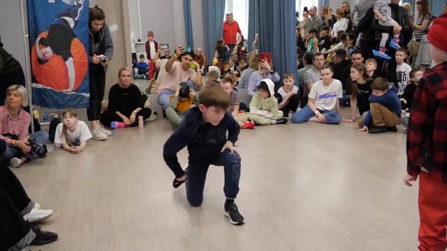 7-9 до года bboy Кирилл vs Платон - "СЛОЕНЫЙ ПИРОГ" break dance battle смотреть онлайн