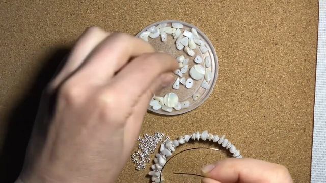 Как сделать браслет на мемори проволоке мастер класс | Браслет из бусин смотреть онлайн