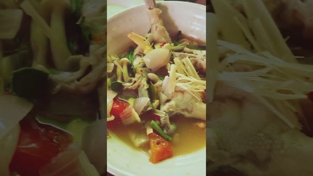 Еда в Таиланде/ суп Том Ям на куриных лапках