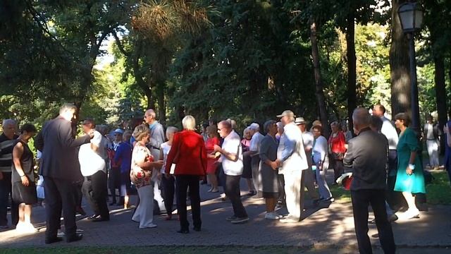 Танцы на аллее в Центральном парке Кишинева Эпизод 3 смотреть онлайн