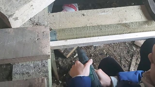 Строительство дома. Черновой пол. Прикручиваю рейки к лагам.