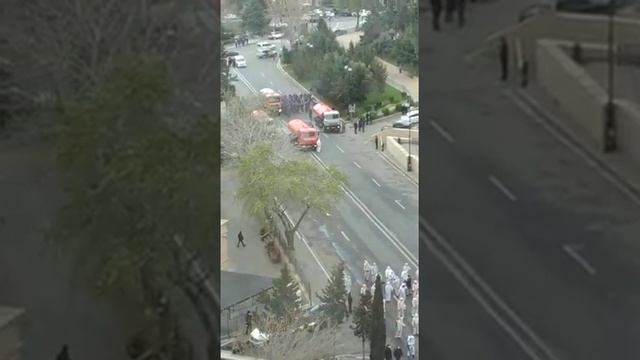 Толпа людей в спецодежде для дезинфекции в Баку смотреть онлайн