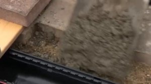 Укладка дренажных пластиковых водоотводных лотков