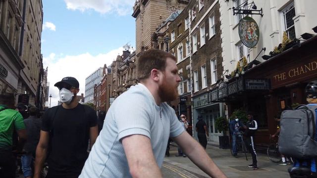 13 Июня. Группа поддержки BLM бежит за несколькими белыми парнями, пока их не останавливает полиция