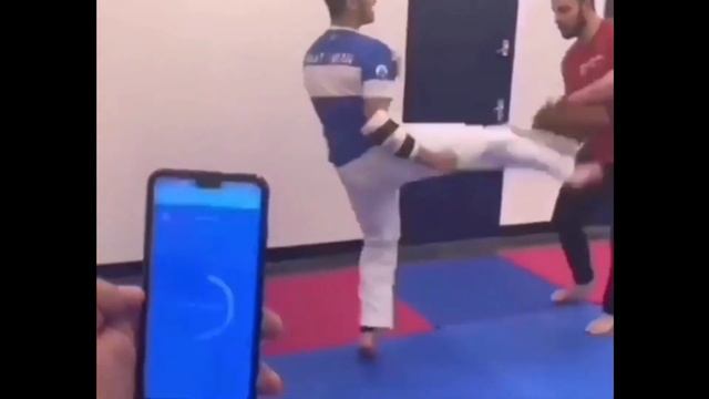 ОБЗОР ГАДЖЕТОВ ДЛЯ ЕДИНОБОРСТВ / Соревнование с братом на скорость, силу и реакцию смотреть онлайн