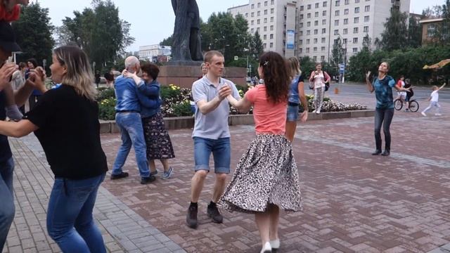 Танцы на Театральной площади г. Сыктывкара 15.07.2018 - 03 - WHEN I WAS YOUR MAN смотреть онлайн