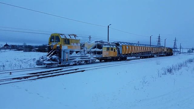 Тепловоз ЧМЭ3-4132 со снегоочистителем СМ-2М ПК на станции Нарва смотреть онлайн