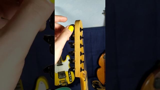 в какую сторону крутить колки на гитаре смотреть онлайн