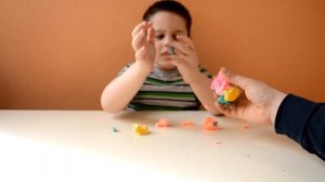 Открываем шариковый пластилин мелкозернистый лепим с него рыбку липучку fine-grained ball clay