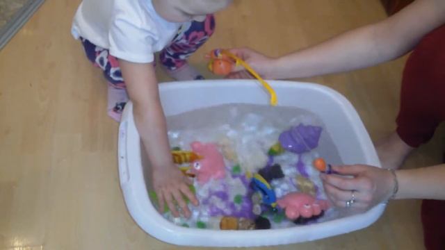 Детская удочка с рыбками на магнитах. Веселая рыбалка!!! смотреть онлайн