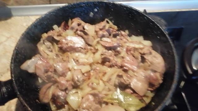 КУРИНАЯ ПЕЧЕНЬ РЕЦЕПТ. ПЕЧЕНЬ В СМЕТАНЕ С ЛУКОМ. ГОТОВИМ КУРИНУЮ ПЕЧЕНЬ В СМЕТАНЕ. СОЧНАЯ ПЕЧЕНЬ. смотреть онлайн