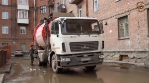 Мусоровоз с боковой загрузкой - процесс уборки мусора