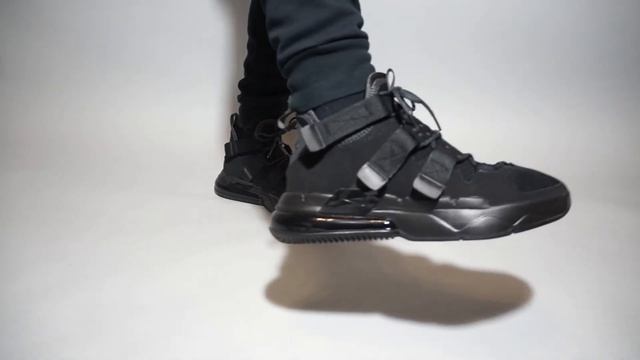Nike Air Edge 270 Triple Black AQ8764-003 on feet смотреть онлайн