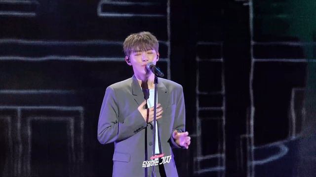 [4k] Yoon Jisung(윤지성) - In the Rain | Aside showcase live fancam смотреть онлайн