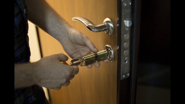 Как открыть дверь, если забыл ключи смотреть онлайн