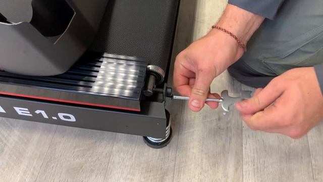 СБОРКА БЕГОВОЙ ДОРОЖКИ / Koenigsmann E1.0 LE смотреть онлайн