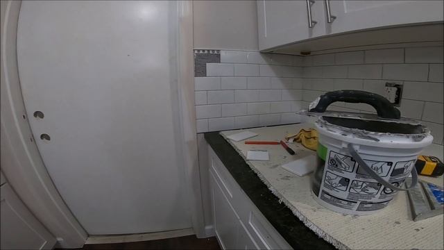 Installing 3 × 6 White Subway Tile In Kitchen Backsplash смотреть онлайн