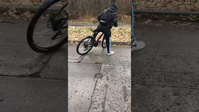 Как правильно дрифтить на велосипеде в гололёд) смотреть онлайн