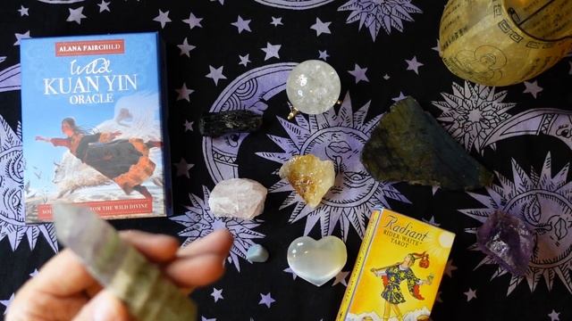 Crystals to Help with Your Tarot and Oracle Card Readings смотреть онлайн