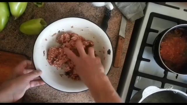 Фаршированный перчик и малосольный огурчик дополняют букет ? смотреть онлайн