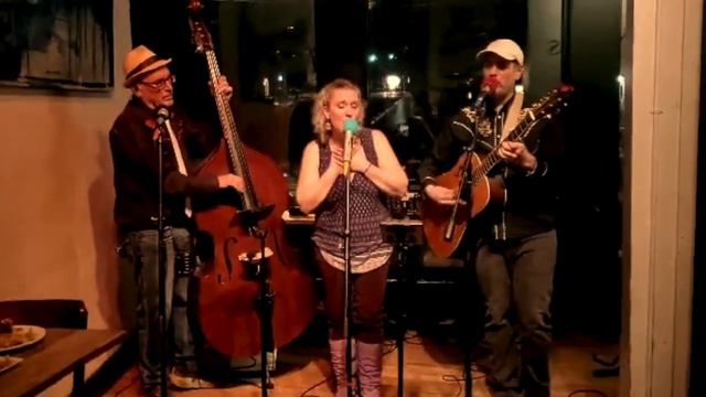 Alive in the Root // Gentle on My Mind смотреть онлайн