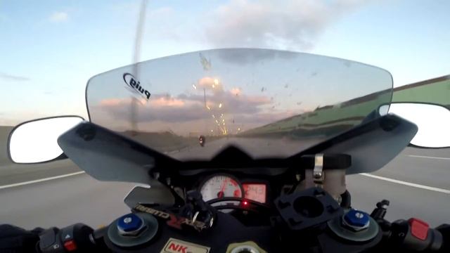 Suzuki GSX-R 750 K7 VS BMW S1000R max speed смотреть онлайн