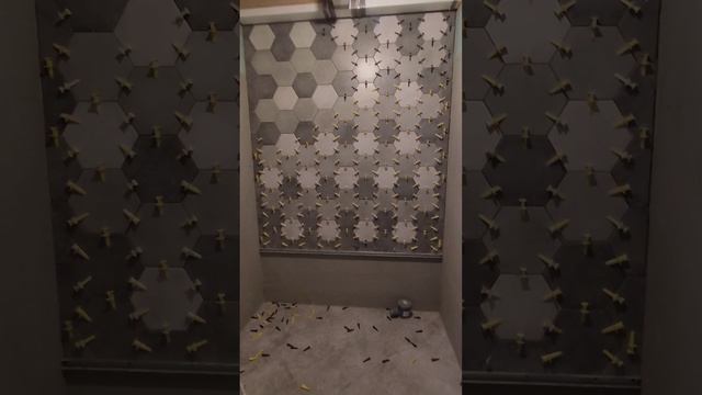 Обустройство ванной и туалета на втором этаже ч5. Шестигранная плитка. смотреть онлайн